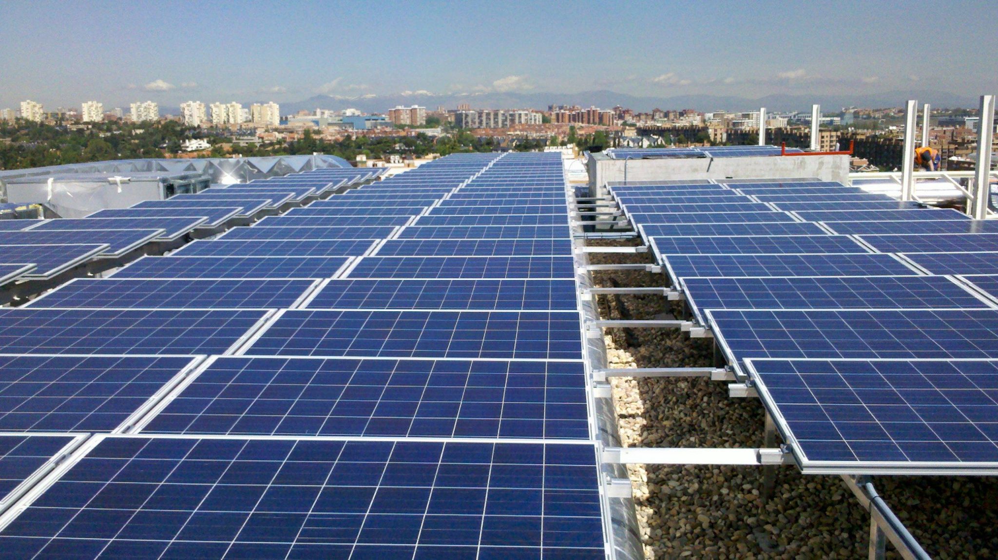 ¿Qué panel solar necesito para cargar una batería de 12V?